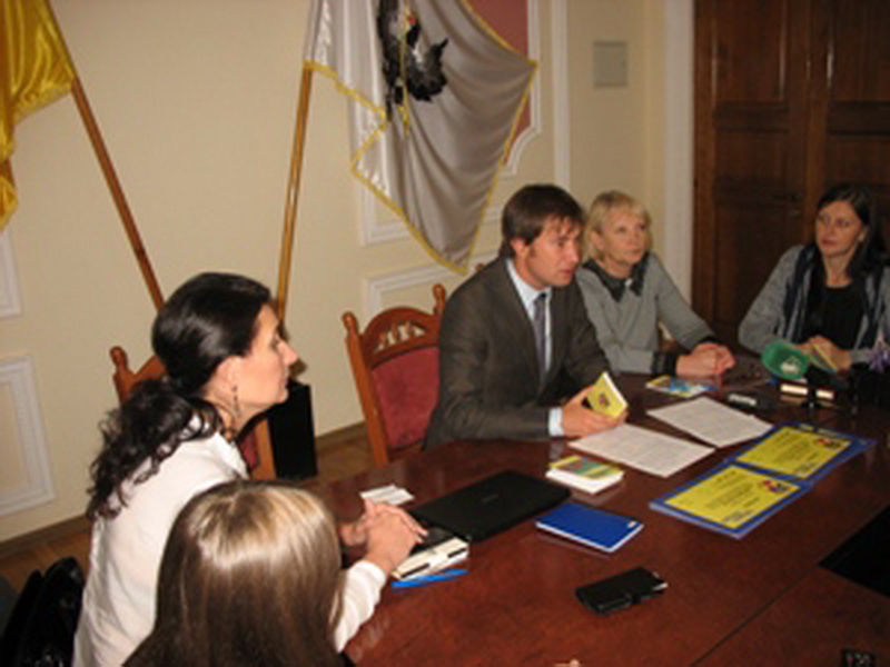 Науково-педагогічні працівники і та курсанти Академії ДПтС взяли участь у роботі круглого столу в Чернігівській міській раді